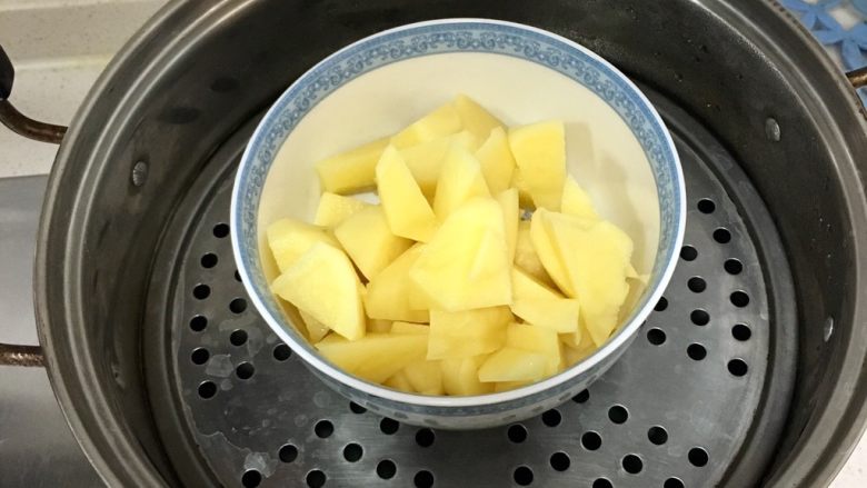 辅食12M➕番茄肉末土豆泥,<a style='color:red;display:inline-block;' href='/shicai/ 23'>土豆</a>去皮切块,放入蒸锅中蒸熟
