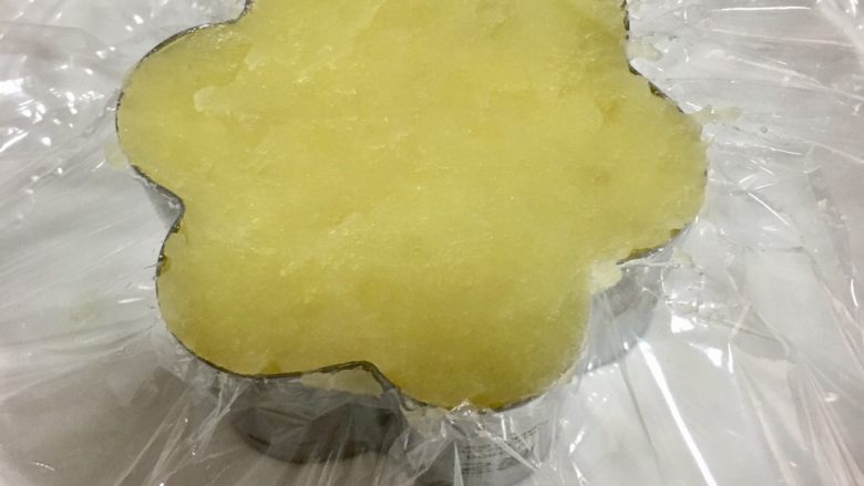 辅食12M➕番茄肉末土豆泥,取一个小碗或者模具,铺上保鲜膜,放入土豆泥,稍微压实一些,然后倒扣放入盘子中,撕去保鲜膜