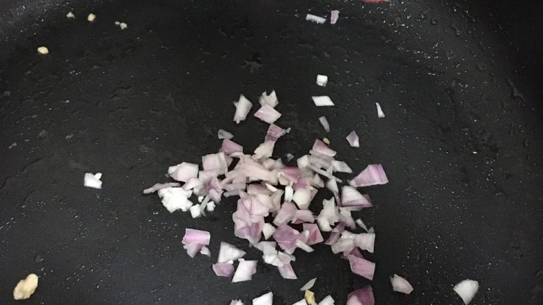 辅食12M➕番茄肉末土豆泥,重新起锅,倒入洋葱末