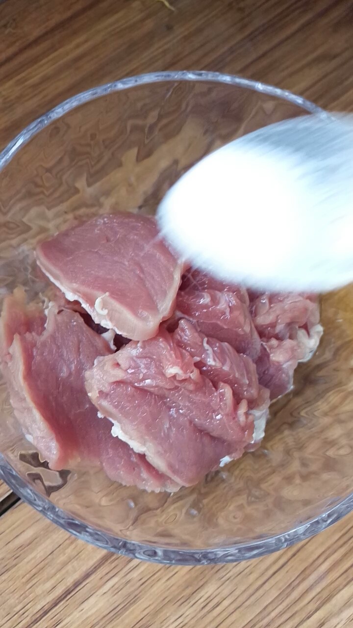 家常锅包肉,撒上些许食盐