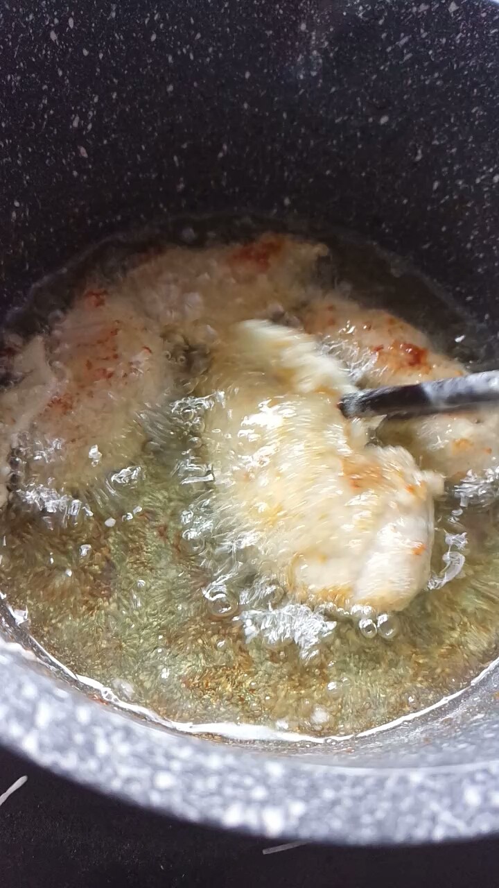 家常锅包肉,油温7成热左右,下入挂好糊的肉片炸