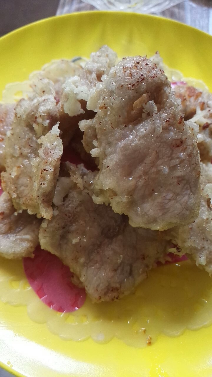 家常锅包肉,炸制表面脆脆的捞出,待油温再次升高后,再复炸一遍即可捞出控油