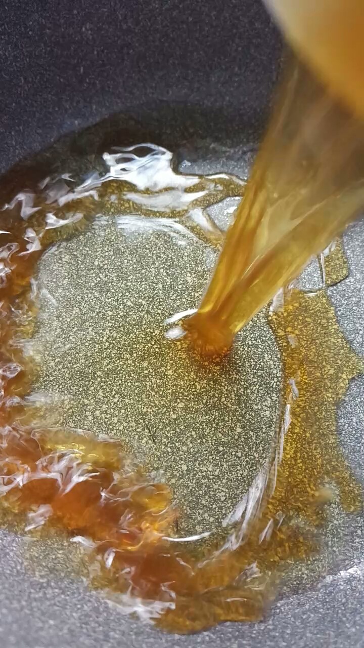 家常锅包肉,锅内留底油,倒入调好的料汁