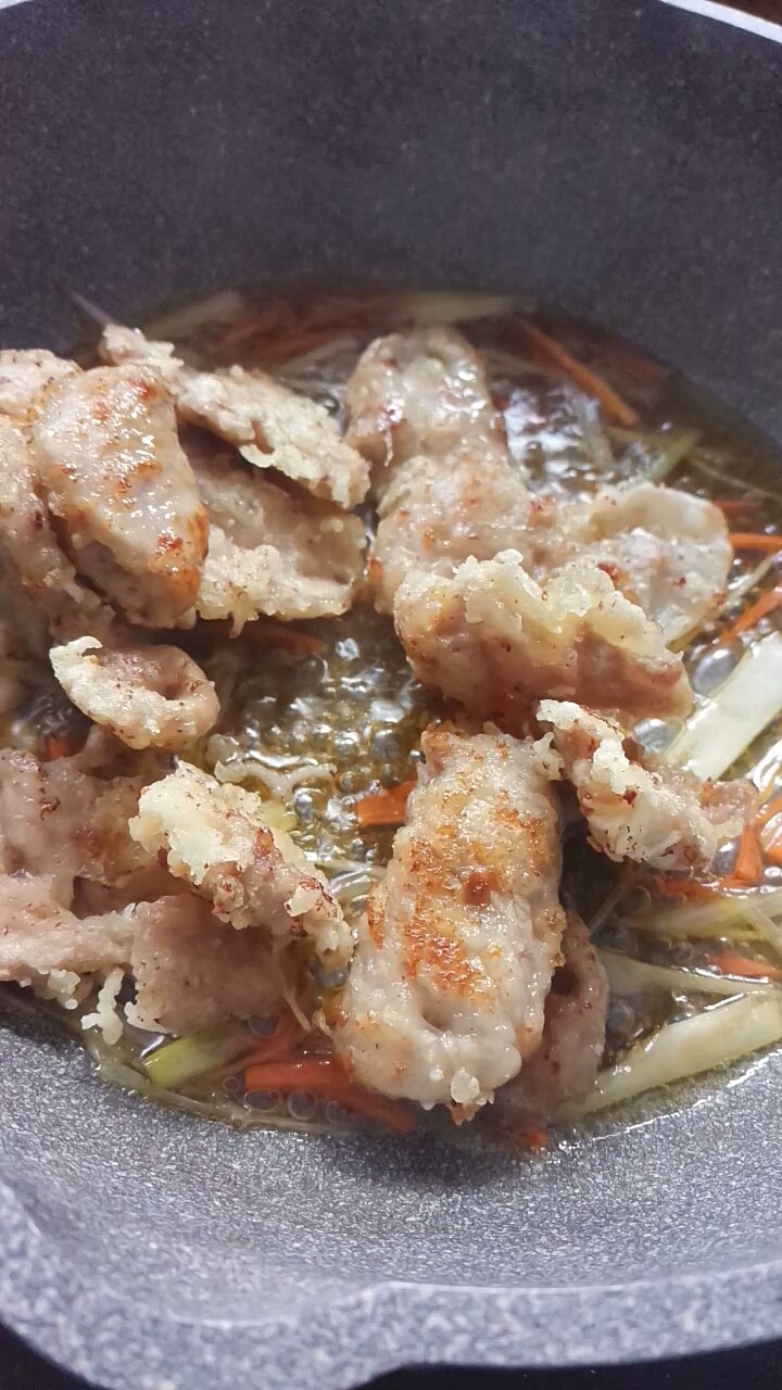 家常锅包肉,稍稍变软后,倒入炸好的肉片