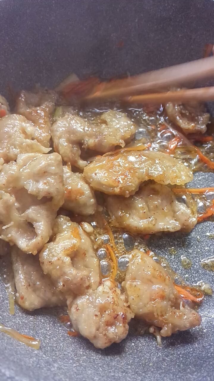 家常锅包肉,翻炒至均匀裹上料汁即可