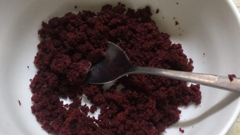 红丝绒蛋糕,边角料的蛋糕胚捣碎。