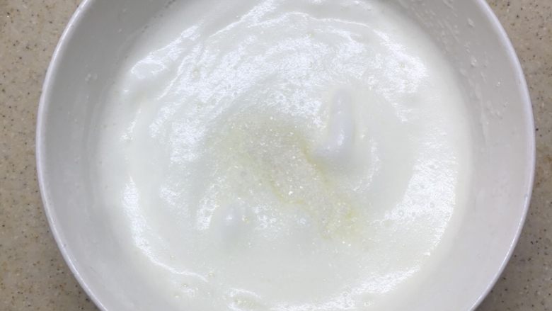 红丝绒蛋糕,打发至细腻的泡沫状加入1/3的糖。