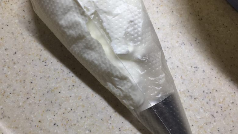 红丝绒蛋糕,取一下部分留着最后表面挤小球。花嘴我用惠尔通的2A花嘴。