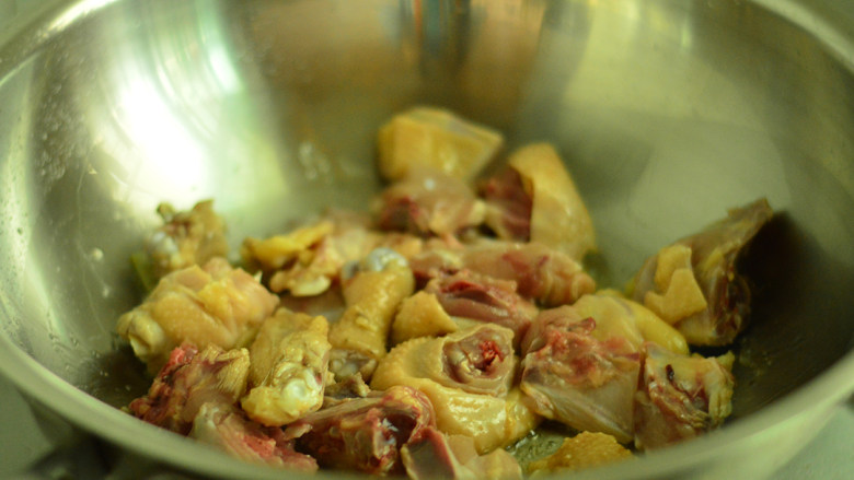 香菇焖鸡肉,放入鸡块炒制