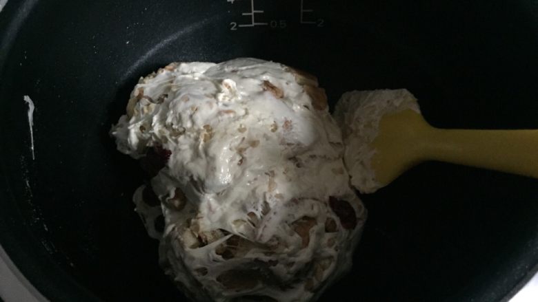 酥松小点心雪花酥,迅速翻拌裹上棉花糖糊,借助一次性手套不停外翻使配料和糖融合在一起