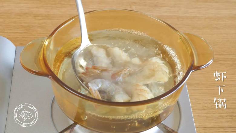 黄金虾球12m+(宝宝辅食),处理干净的虾,下锅焯水~