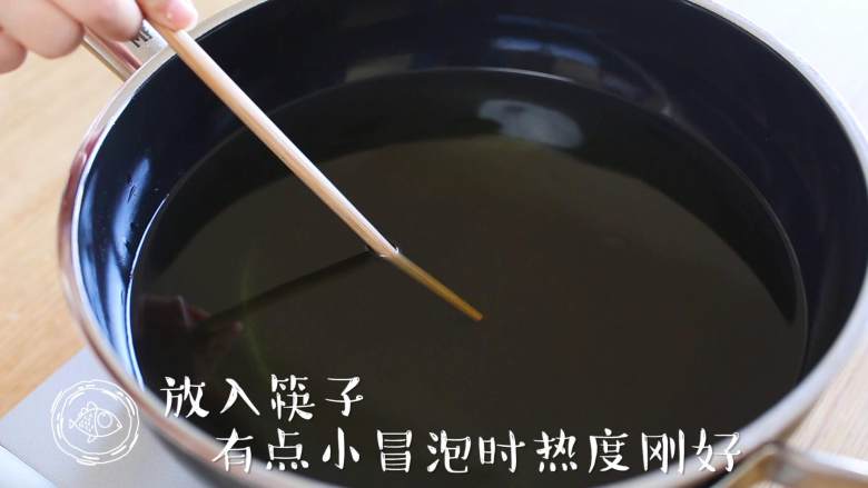黄金虾球12m+(宝宝辅食),锅里倒足量的油,开火加热,用筷子不断地放油里试试温度,当有点小冒泡时油的热度就可以了~