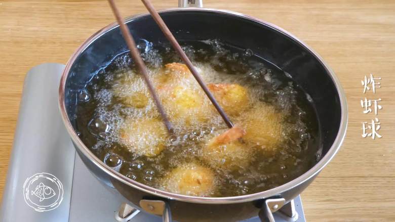 黄金虾球12m+(宝宝辅食),放入虾球,开始炸,稍微搅拌翻面,直到炸的虾球四周金黄就可以捞出来了~