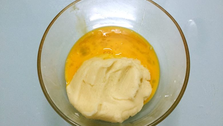 奶油泡芙,把鸡蛋液分三次加入面团中,每次加入都要拌匀再加至下一次