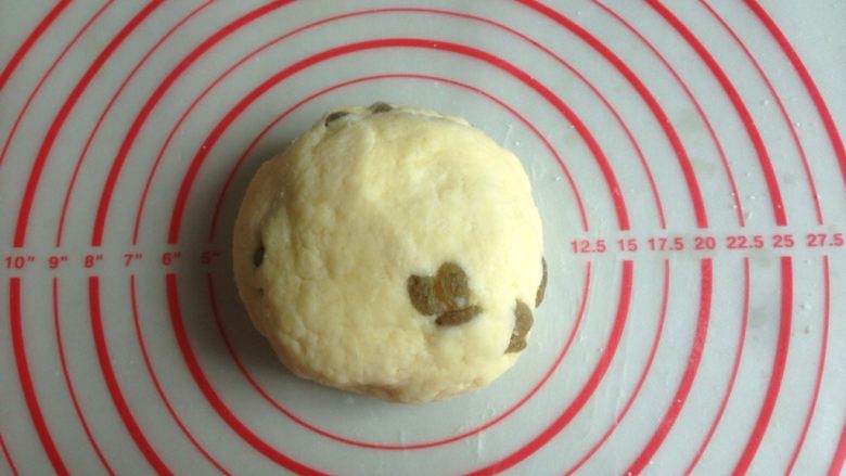 旅行青蛙的葡萄干烤饼,用手捏成面团,不用揉面,切记