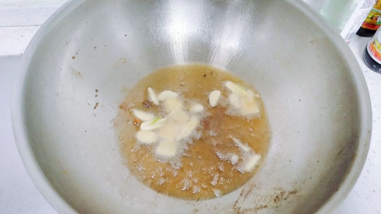 鱼跃龙门年年有余+红烧鳊鱼,留着锅里的油,下姜片蒜片爆香。转小火。