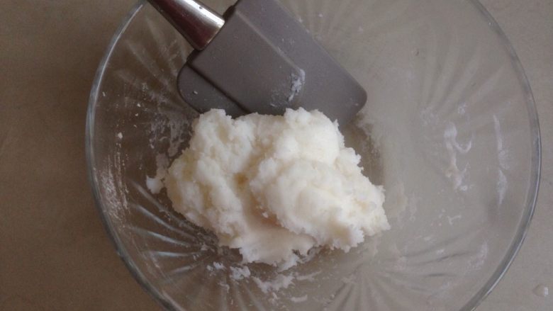 奥利奥雪媚娘,立即用刮刀将粉类拌成团,放在碟子中,压扁平,隔水大火蒸5分钟取出
