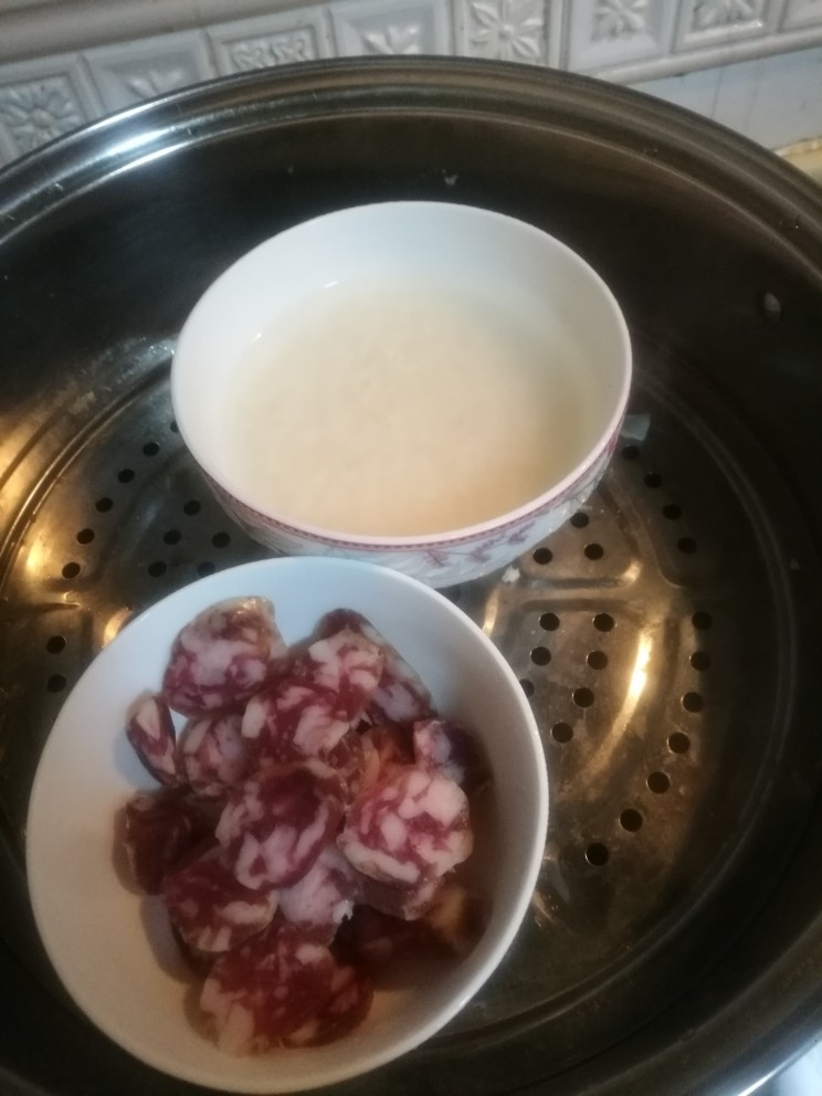 焗饭(广式香肠饭),先蒸好一碗米饭,和香肠。大约20分钟