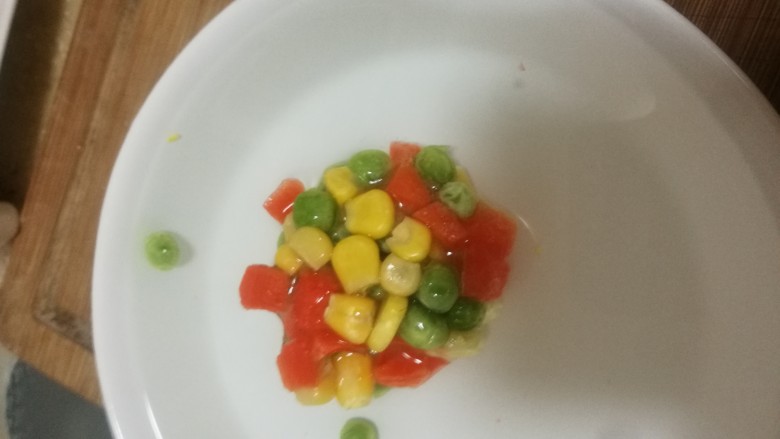 焗饭(广式香肠饭),这就是五彩豆,嘻嘻。为了好看。