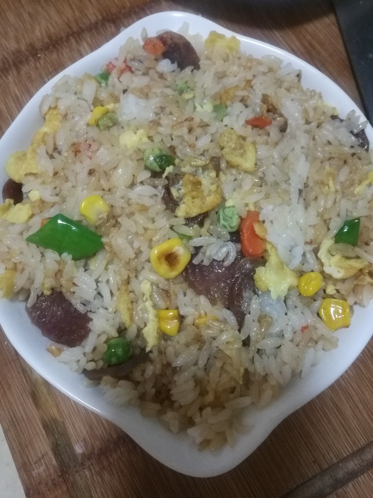 焗饭(广式香肠饭),装盘。是不是就是炒饭。。