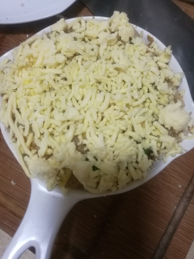 焗饭(广式香肠饭),最关键的一步,撒上一层马苏里奶酪。