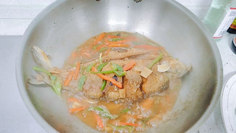 鱼跃龙门年年有余+红烧鳊鱼,汤收的差不多了,试下味道,太咸就加点温水,太淡了加点盐,撒上葱段,就可以关火了。鱼建议咸一点,比淡了好。