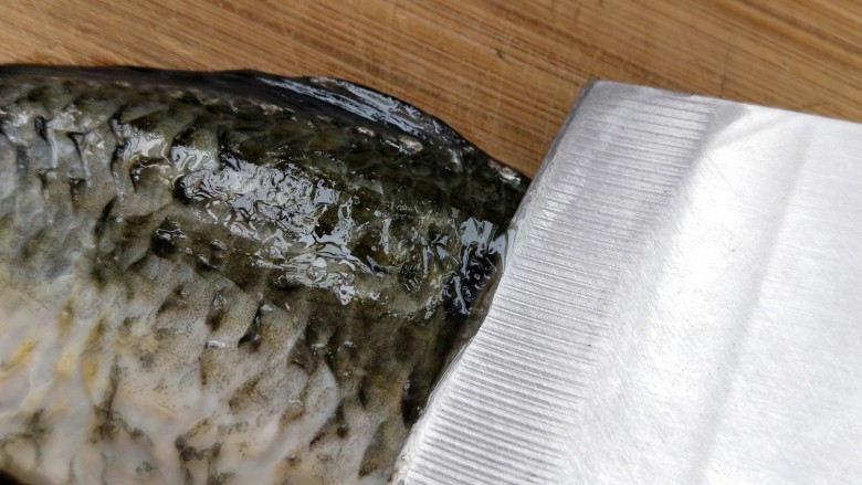 奶白鲫鱼豆腐汤,用刀刮掉表皮上的粘液,刮掉粘液是去腥的关键
