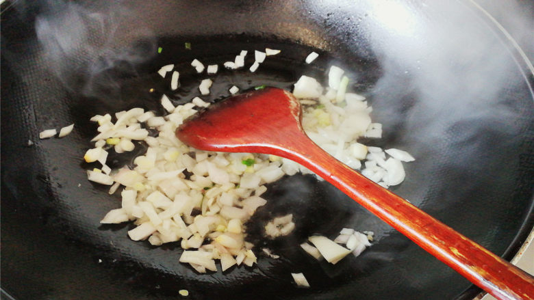 孜然肉末狼牙土豆,热锅倒油,放入洋葱丁,葱白炒出香味