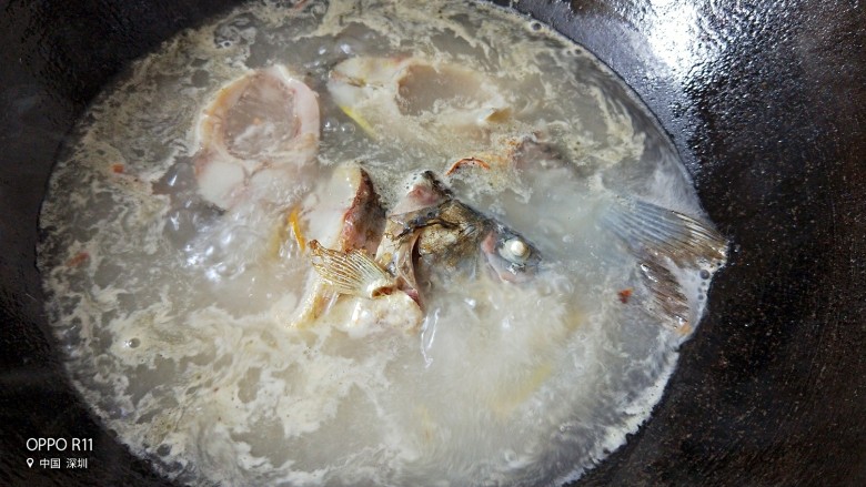 奶白鲫鱼豆腐汤,倒入开水,刚烧开的开水