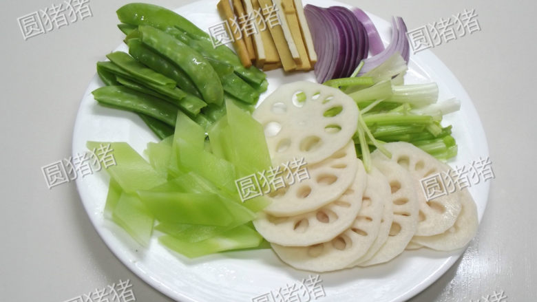 麻辣香锅,<a style='color:red;display:inline-block;' href='/shicai/ 30'>莲藕</a>去皮切薄片，<a style='color:red;display:inline-block;' href='/shicai/ 124'>莴笋</a>去皮切菱形片，<a style='color:red;display:inline-block;' href='/shicai/ 81'>荷兰豆</a>撕去老筋、<a style='color:red;display:inline-block;' href='/shicai/ 5879'>豆干</a>切条、洋葱切条、芹菜切段。