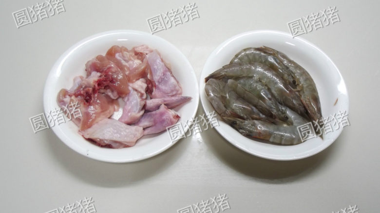 麻辣香锅,鸡翅斩小块用1/4小匙盐腌制10分钟，虾剪去须脚挑出虾线备用。干红椒剪段和<a style='color:red;display:inline-block;' href='/shicai/ 700'>花椒</a>一同用水清洗干净。