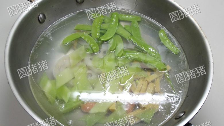 麻辣香锅,再下入莴笋和荷兰豆氽烫30秒钟，将蔬菜捞起放入凉水中备用。