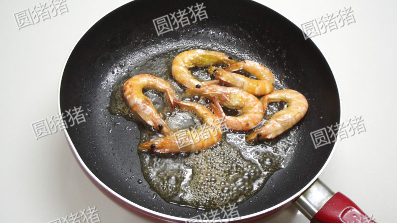 麻辣香锅,炒锅热油，放入<a style='color:red;display:inline-block;' href='/shicai/ 301'>鲜虾</a>炒至变红色，盛出备用。