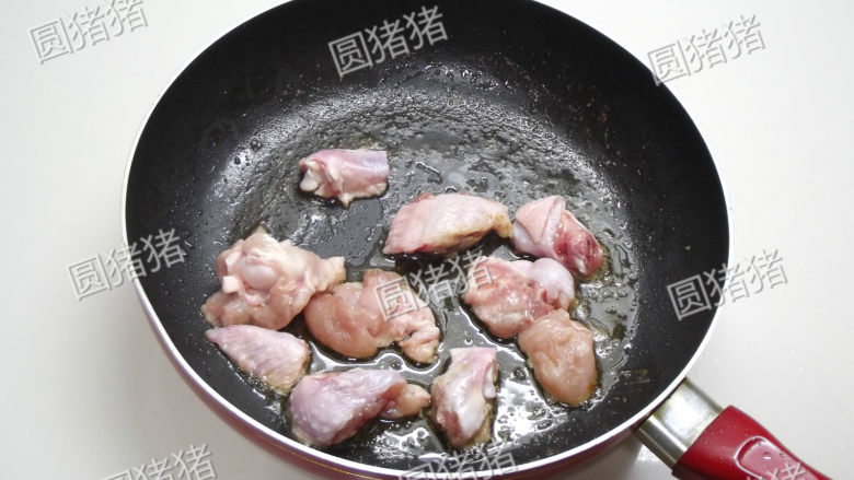 麻辣香锅,再加入鸡翅炒至熟，连油脂一同盛出备用，洗净锅。