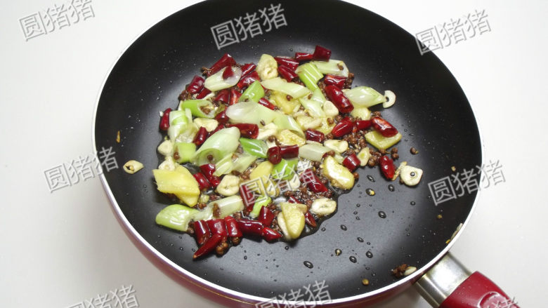 麻辣香锅,锅内重下一大匙油，凉油放入葱、姜、蒜爆香，放入干红椒，花椒小火炒出香味。