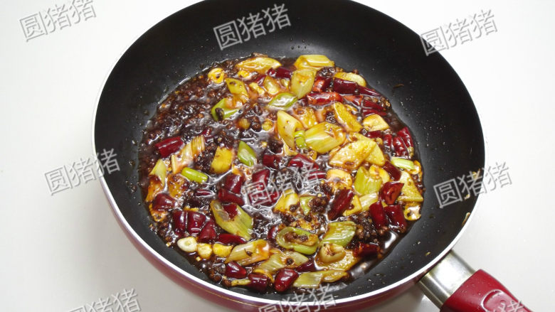 麻辣香锅,加入50克火锅料,小火炒出红油。