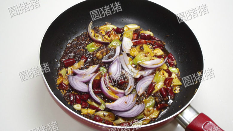 麻辣香锅,加入紫皮洋葱炒出香气，加入<a style='color:red;display:inline-block;' href='/shicai/ 788'>生抽</a>、<a style='color:red;display:inline-block;' href='/shicai/ 10588'>糖</a>、<a style='color:red;display:inline-block;' href='/shicai/ 762'>老抽</a>。