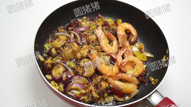 麻辣香锅,加入事先炒好的虾、鸡块。