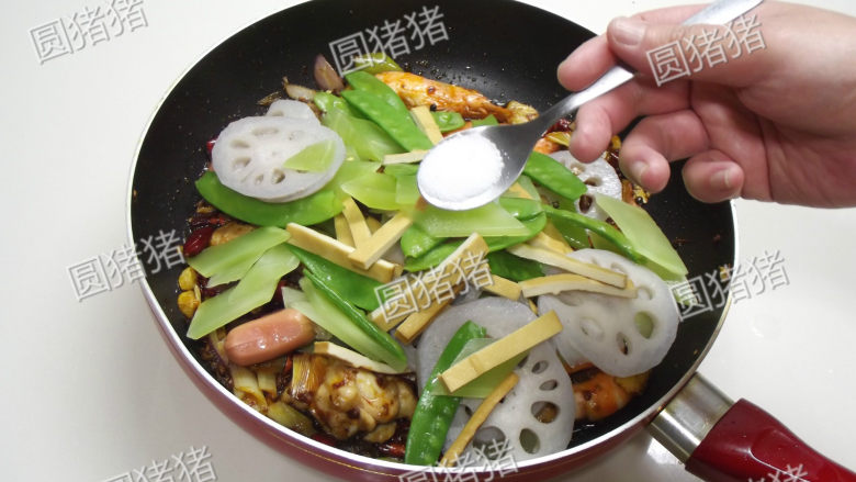 麻辣香锅,蔬菜沥净水加入锅内，加入少量盐。