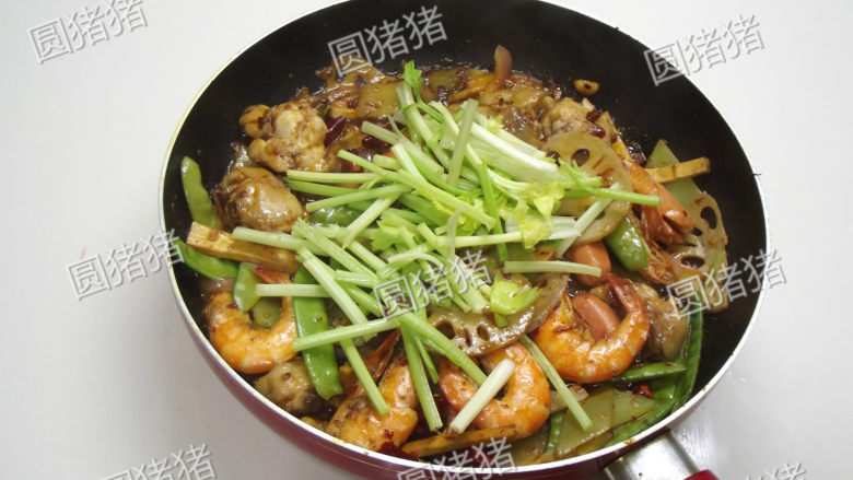 麻辣香锅,最后临出锅加入芹菜段，在锅边淋入香醋和香油即可。