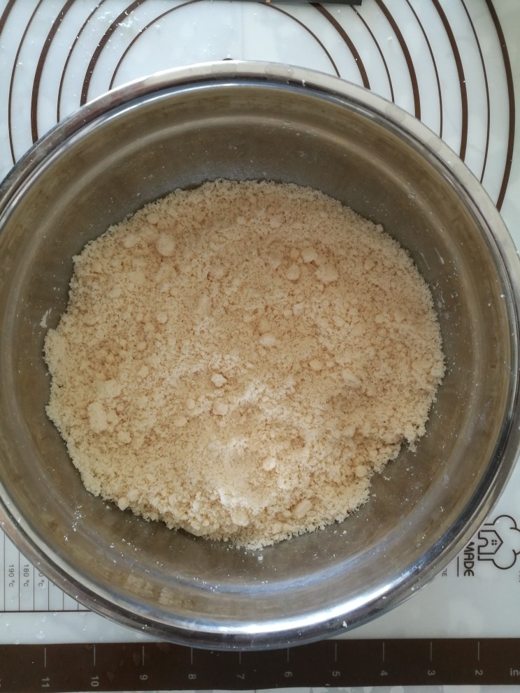 吉祥如意年年糕,把大米粉,细砂糖,糯米粉混合,然后缓缓加入<a style='color:red;display:inline-block;' href='/shicai/ 156925'>水</a>,边混合边搓散