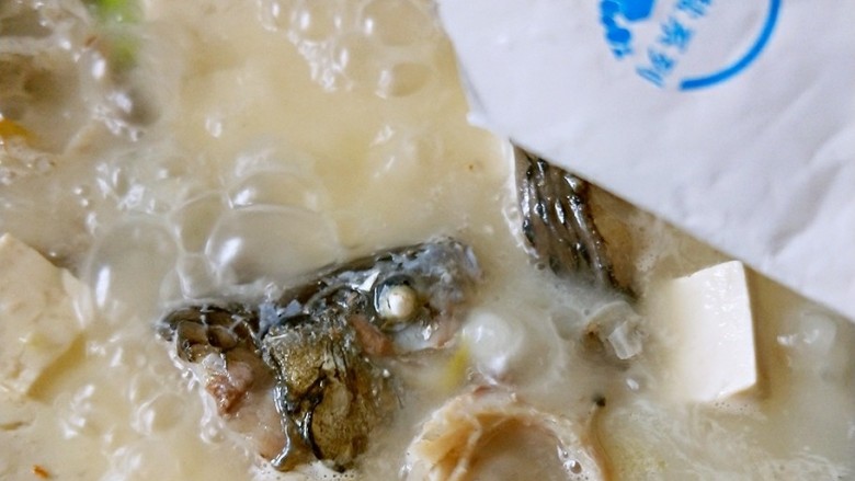 奶白鲫鱼豆腐汤,鱼汤已经炖出奶白色了,加少量盐调味