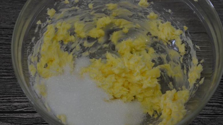 杏香巧克力豆酥,加入砂糖和盐,打至混合均匀,体积稍微再蓬松一点