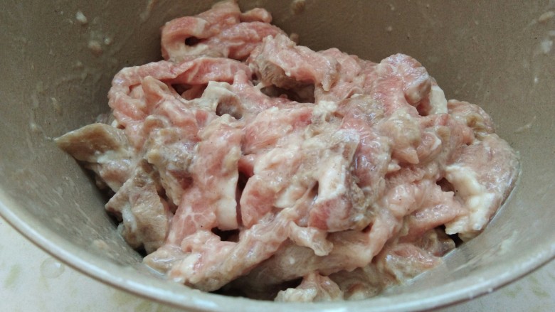 饭桌上爱不释口的美味“糖醋里脊”,然后用手抓匀,腌制10分钟。