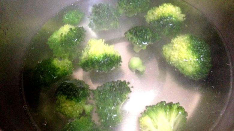 年味——十全十美如意虾,开水里加油、盐倒入西兰花焯至断生,捞出过冷水备用