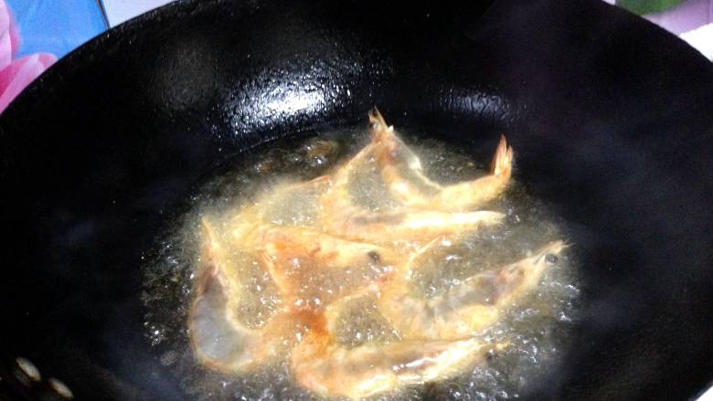 年味——十全十美如意虾,锅内加适量食用油烧至八成热,分次下入大虾炸至变色捞出备用