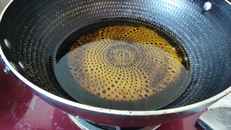 饭桌上爱不释口的美味“糖醋里脊”,锅里下入油,加热,可以用一个肉条试下,开花即可。