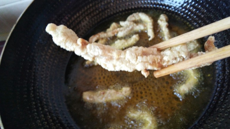 饭桌上爱不释口的美味“糖醋里脊”,肉条上色均匀,比较硬就可以捞出。