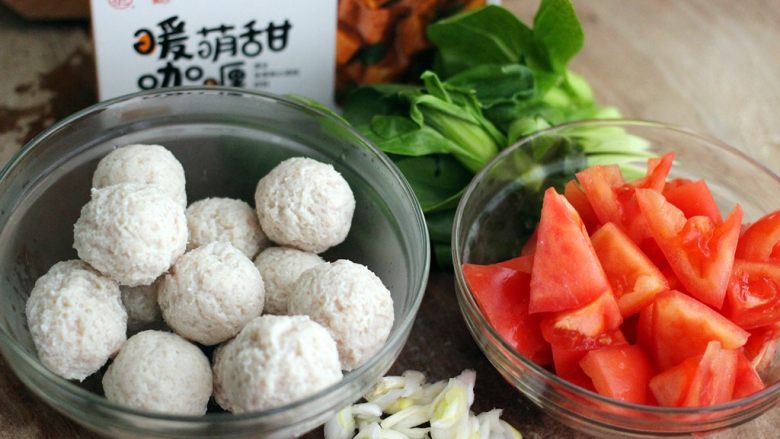 做年货-番茄咖喱鸡肉丸子(砂锅版),番茄洗净后用刀切成块、葱切丝、上海青洗净备用