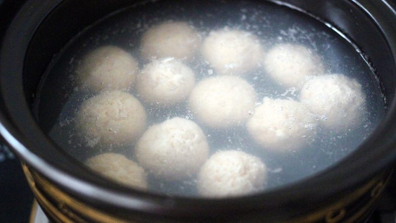 做年货-番茄咖喱鸡肉丸子(砂锅版),放入锅中大火烧开后转中火继续炖煮3分钟左右